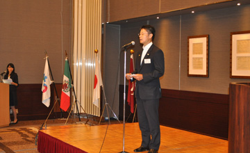 Gobernador Yuzaki ofreciendo unas palabras en la reunión de convivencia.